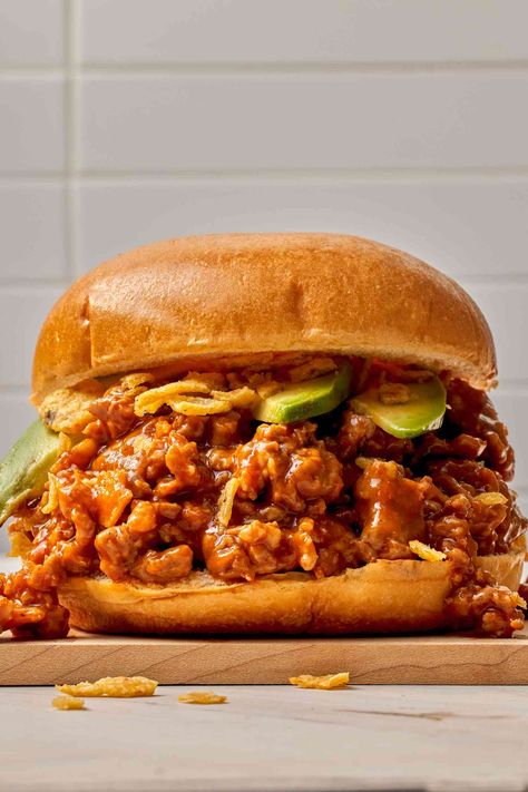 Liven up the same old sloppy Joe with spicy, extra-savory chorizo. This dinner is ready in 15 minutes and is extra fun with avocado slices and crunchy corn chips. Chorizo Sloppy Joe, Ground Beef And Beans, Leftover Sloppy Joes, Beef And Beans, Crunchy Corn, Sloppy Joes Recipe, Yummy Meals, Weeknight Dinner Recipes Easy, Avocado Slices