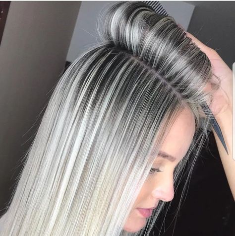 27 Mejores Imágenes de Mechas Beige Tendencia 2023 en Coloración de Cabello - Mujeres Femeninas Ash Blonde Balayage, Silver Hair Color, Ash Blonde Hair, Gray Hair Highlights, Long Gray Hair, Blonde Hair Looks, Bridesmaid Hair Short, Brown Blonde Hair, Grey Hair Color