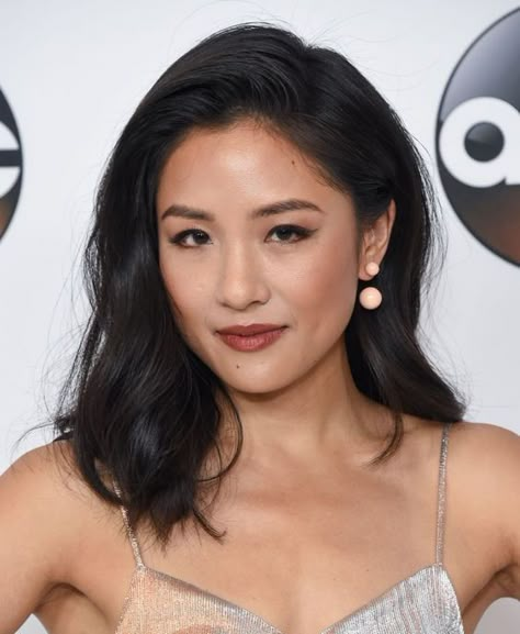 Keep reading to see some of our favorite collarbone length hair looks, from balayaged beach waves to razor-straight ink-black strands. Asian Lips, Collarbone Length Hair, Constance Wu, Brown Ombre Hair, Asian Haircut, Hair Color Crazy, Crazy Rich, Lob Haircut, Deep Winter