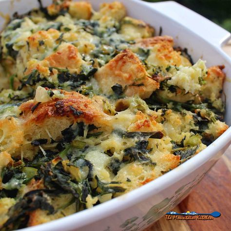 Perfect for brunch, this vegetable strata is a savory bread pudding with spinach, gooey cheese, and cubes of deliciously rich bread baked in creamy custard. Vegetarian Strata Recipes, Vegetable Strata Recipes, Vegetable Bread Pudding, Vegetable Strata, Sausage Strata, Strata Recipes Breakfast, Meatless Breakfast, Savory Bread Pudding, Cooking Veggies