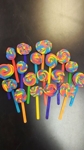 Elementary Art Teacher | Rainbow Outfits on Instagram: "Kindergarten model magic rainbow lollipops are always a hit!" Model Magic Lollipop, Kindergarten Model Magic, Model Magic Projects, Model Magic Ideas, Lollipop Craft, Elementary Art Teacher, Colorful Art Projects, First Grade Art, Rainbow Lollipops