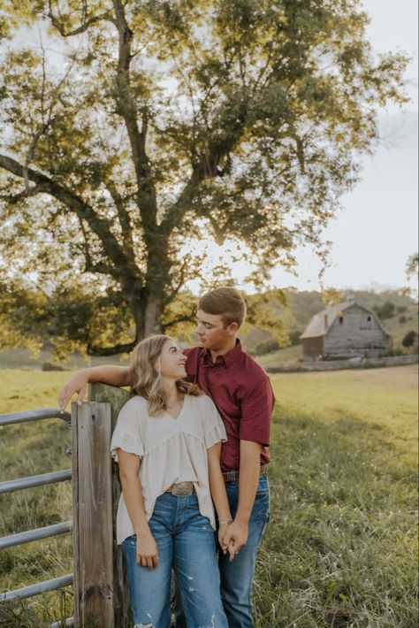 Fence Couple Photoshoot, Umbrella Photoshoot Ideas Couple, Farmer Engagement Photos, Country Couple Photoshoot Outfits, Summer Western Couple Photoshoot, Casual Western Couple Photoshoot, Western Couple Photoshoot Outfits, Western Fall Couple Pictures, Country Couple Pictures Summer