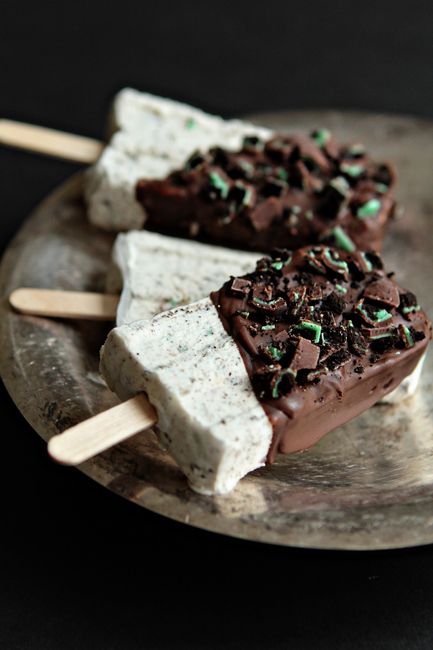 Mint Chocolate Pops Mint Chocolate Cheesecake, Cheesecake Popsicles, Chocolate Popsicles, Popsicle Recipes, Good Eat, Ice Cream Popsicles, Chocolate Cheesecake, I Scream, Eat Dessert