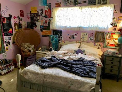 Ahead of the Oscars, Apartment Therapy spoke to production designer Chris Jones about how the team made a room right out of our 2003 memories. 80s Room, 80s Bedroom, Stylish Bedroom Design, Teen Girl Bedroom, Girl Bedroom Designs, Teenage Bedroom, Pretty Room