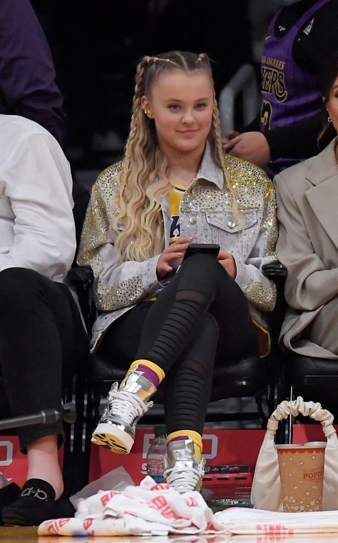 As JoJo moves into a new phase of her career, she's left the bow behind. #jojosiwa #hairbow #hairstyle #hair Best Celebrity Street Style, Retro Bob, Jo Jo Siwa, Jae Crowder, Kelly Clarkson Show, Maddie And Kenzie, Lakers Game, Dance Mums, Photo Bank