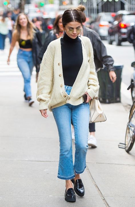 Selena Gomez Street Style, Flare Jeans Outfit, Selena Gomez Outfits, Jeans Outfit Winter, Selena Gomez Style, Renee Zellweger, Kick Flare Jeans, Style Muse, Outfit Jeans