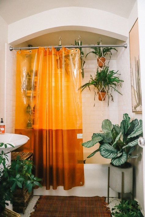 Aethstetic Bathroom Ideas, Bathroom Ideas Curtains, Bright Bathroom With No Windows, Funky Apartment Bathroom, Bathroom Design Shower Curtain, Crazy Bathroom Ideas Fun, Modern Funky Bathroom, Vintage Boho Bathroom Ideas, Curtain Shower Curtains