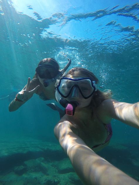 Underwater Pics With Friends, Snorkeling Pictures Friends, Underwater Selfie, Snorkeling Pictures, Spring Break Cruise, Lexi Hidalgo, Underwater Pictures, Summer Pics, Summer Picture Poses