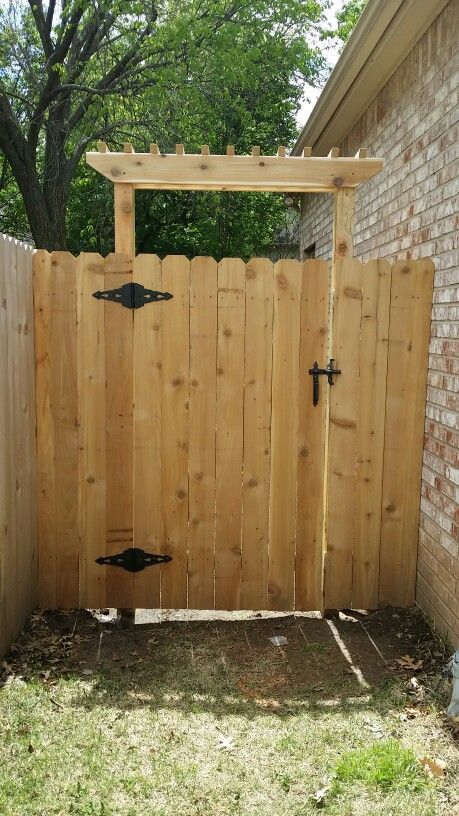 Picket Fence Gate Ideas, Side Yard Gate, Wooden Fence Gate, Wooden Garden Gate, Diy Backyard Fence, Backyard Gates, Yard Gate, Garden Gate Design, Wood Fence Design