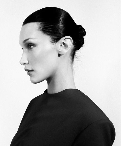 Bella Hadid Aesthetic, Isabella Hadid, Figure Me Out, Vogue Beauty, Hadid Style, Back To School Hairstyles, Model Face, Black And White Aesthetic, Vogue Magazine