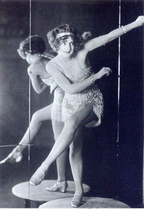 These Fabulous Facts About Flappers Prove they Made the 20s Roar 1920s Aesthetic Women, Women In The 1920s, Charleston Dance, 1920s Aesthetic, Flapper Girls, 1920s Headband, 1920s Fashion Women, 1920s Women, 1920s Hair