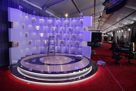 2020 Grammy Awards red carpet: How to watch the coverage online without cable - oregonlive.com Red Carpet Set Design, Award Stage Design, Award Event, Grammy Red Carpet, Mall Decoration, Grammy Awards Red Carpet, Sporting Kc, Grammys Red Carpet, Red Carpet Awards