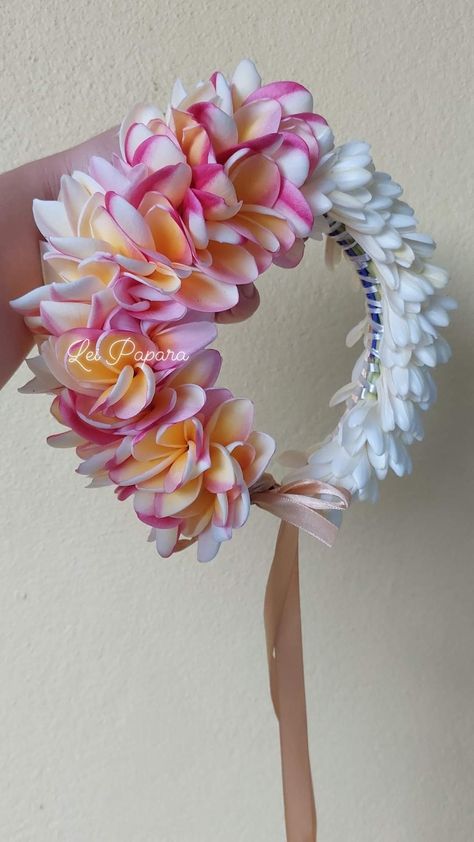 Samoan Headpiece, Hawaiian Flower Arrangements, Frangipani Wedding, Tahitian Costumes, Hawaiian Flower Hair, Ori Tahiti, Tahitian Dance, Polynesian Dance, Flower Head Wreaths