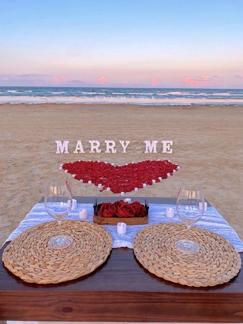 Ideas Para Pedir Matrimonio, Proposal Ideas Beach, Wedding Proposal Ideas Engagement, Surprise Proposal Pictures, Cute Proposal Ideas, Romantic Dinner Decoration, Proposal Pictures, Romantic Date Night Ideas, Beach Proposal