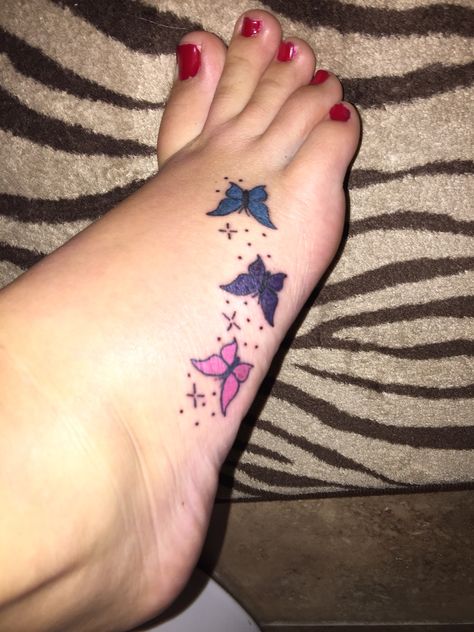 Butterfly foot tattoo! Butterfly Foot Tattoo, Folk Tattoo, Pocahontas Tattoo, Butterfly Tattoo On Shoulder, Dove Tattoos, Butterfly Tattoo Meaning, Butterfly Tattoos For Women, Foot Tattoos For Women, Tattoo Henna