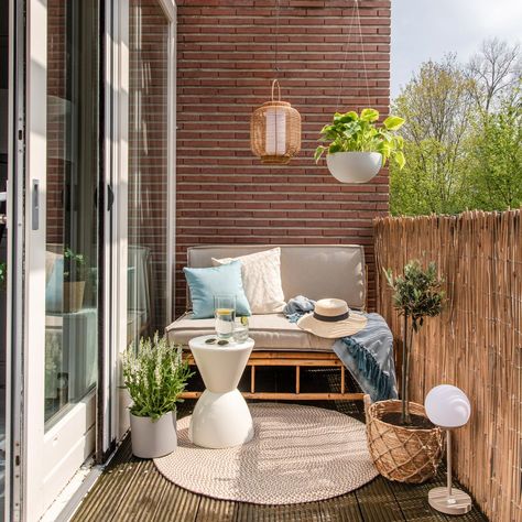 Apartment Porch Ideas, Small Porch Decor, Klein Balkon Decor, Apartment Porch, Outdoor Balcony Ideas, Balkon Decor, Small Terrace, Small Balcony Design, Small Patio Garden