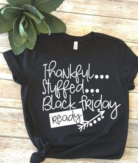 Apron Sayings, Black Friday Shirts Funny, Thanksgiving Vinyl, Shirt Crafts, Black Friday Shirts, Fall Tees, Vinyl Creations, Black Fr, Thanksgiving Tee