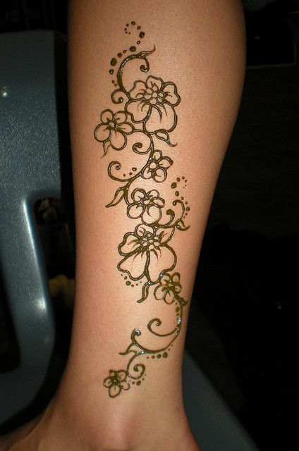 Henna. Love the design. Going to get one as soon as I retire! Now I just have to decide on design.... Henna Designs On Leg Simple, Simple Henna Leg Designs, Henna Tattoo Designs Leg Simple, Henna Placement Ideas, Calf Henna Design, Henna On Legs Design, Arm Henna Tattoo Designs, Stomach Henna Tattoo, Easy Leg Henna