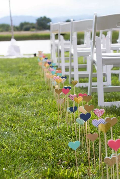 Diy Outdoor Weddings, Diy Xmas Gifts, Wedding Aisle Decorations, Garden Wedding Decorations, Deco Boheme, Outdoor Wedding Decorations, Aisle Decor, Wedding Aisle, Cheap Wedding