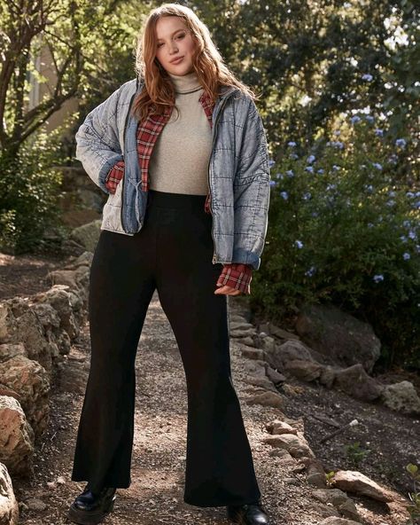 Plus Flare Leggings Outfit, Flair Leggings Outfit Plus Size, Flare Jeans Plus Size Outfit, Flare Pants Outfit Fall, 70s Plus Size Fashion, Flare Jeans Street Style, Plus Size Flare Jeans Outfits, Plus Size 70s Fashion, Sarah Outfits