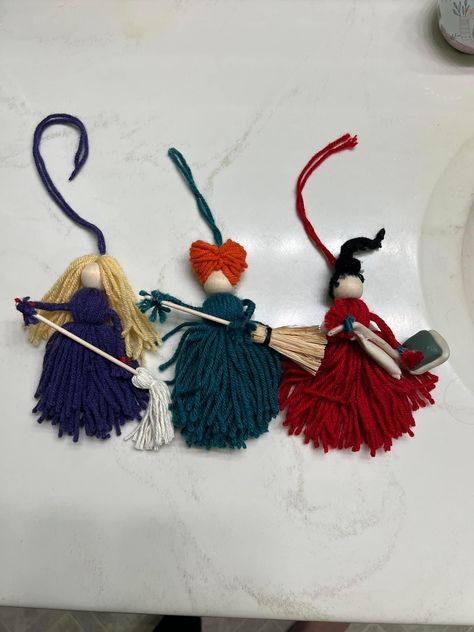 Macrame Witch, Hocus Pocus Halloween Costumes, Girl Gnome, Yarn Dolls, Adornos Halloween, Jute Crafts, Witchy Crafts, Doll Diy Crafts, Pom Pom Crafts