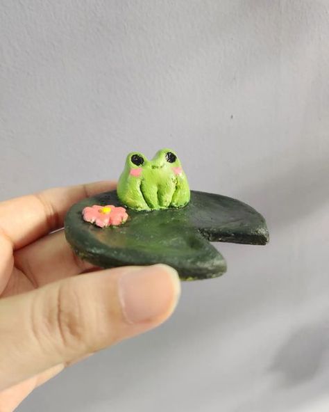 Air Dry Clay Frog, Clay Frog On Lily Pad, Clay Frogs, Frog Ceramics, Frog Pottery, Frog Clay, Frog Clay Charm, Pottery Frog, Clay Frog