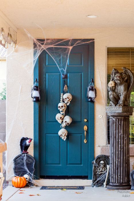 Skull Door Decoration, Porta Halloween, Diy Halloween Door Decorations, Halloween Door Decoration, Halloween Garage Door, Halloween Diy Door, Halloween Front Door Decorations, Scary Halloween Decorations Outdoor, Halloween Diy Outdoor