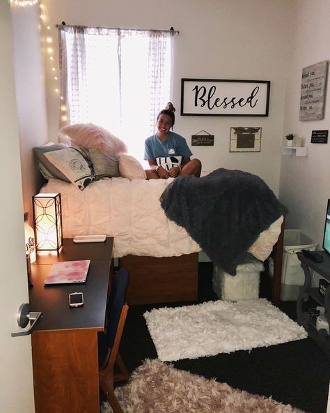 College Bedroom Decor, Cozy Dorm Room, Dorm Sweet Dorm, College Bedroom, Dorm Room Diy, College Dorm Room Decor, Dorm Room Designs, Dorm Room Ideas, Girls Dorm Room