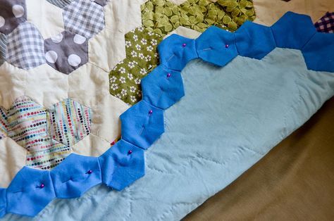 How to use hexagons as binding on a hexagon quilt Hexagon Quilt Tutorial, Quilt Hexagon, Hexie Projects, Hexie Quilts Patterns, Quilt Binding Tutorial, Hexagon Quilt Pattern, Hexagon Patchwork, Hexagon Quilts, Binding Tutorial