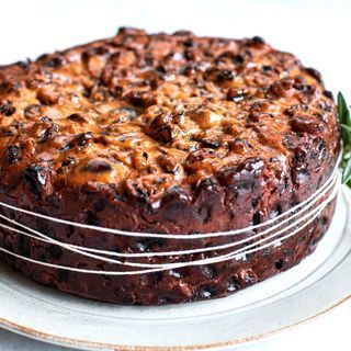 4-ingredient Baileys condensed milk fruit cake Booze Cakes, 3 Ingredient Fruit Cake Recipe, Best Fruit Cake Recipe, Fruit Cake Recipe Easy, Boiled Fruit Cake, Festive Meals, Fruit Cake Recipe Christmas, Xmas Goodies, Christmas Vegan