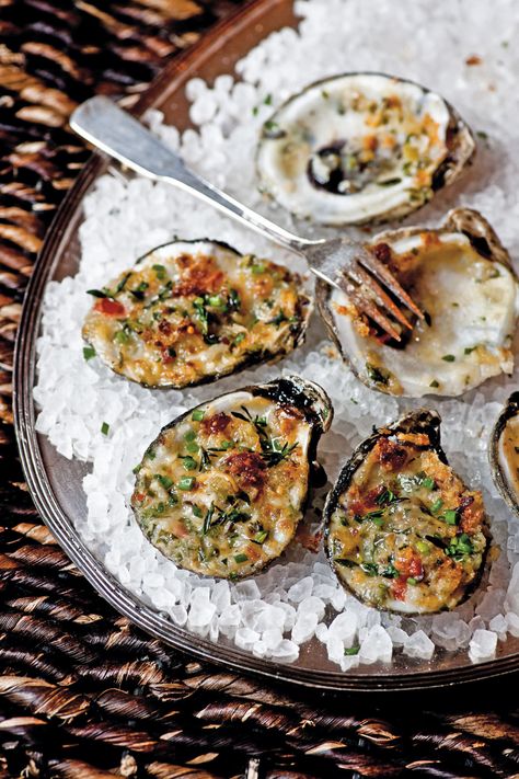 Oysters Bienville, Thanksgiving Starters, Baked Oyster Recipes, Oysters Rockefeller, Oyster Roast, Grilled Oysters, Oyster Recipes, South Louisiana, Olive Garden