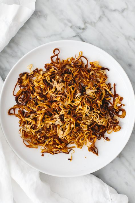 Crispy shallots make for an addictive garnish to almost any recipe with it's lightweight crunchy texture and savory yet sweet flavor. Crispy Baked Chicken Thighs, Roasted Cauliflower Soup, Carrot Ginger Soup, Pork And Cabbage, Crispy Shallots, Crispy Baked Chicken, Pickled Ginger, Fried Shallots, Ginger Recipes