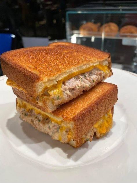 Healthy Lunch Sandwiches, Tuna Meat, Tuna Melt Sandwich, Tuna Melt Recipe, Healthy Lifestyle Recipes, Weight Watchers Plan, Honey Bread, Ww Recipe, Healthy Tuna