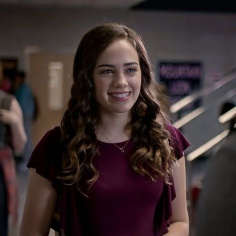 Cute pic of Sam Larusso from Cobra Kai Mary Mouser Cobra Kai, Sam Cobra Kai, Cobra Kai Characters, Sam Larusso, Mary Mouser, Kobra Kai, Miguel Diaz, Cobra Kai Dojo, Danielle Panabaker