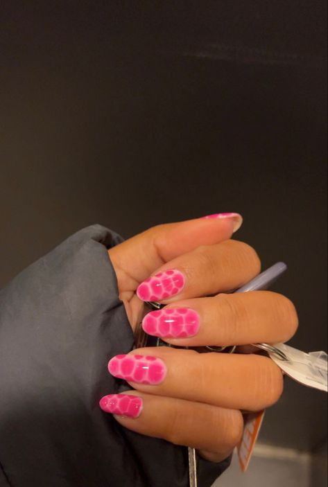 Pink Nails Pattern, Nail Inspo Trendy Pink, Aesthetic Nails Short Summer, Los Angeles Nails, Croc Print Nail Design, Croc Skin Nails, Croc Nails Pink, Crock Print Nails, Crodile Nails