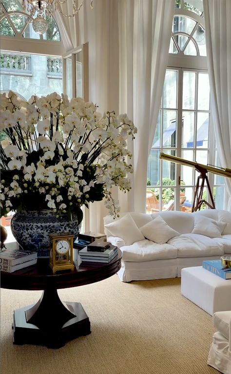 Lee Radziwill Home, Ralph Lauren Inspired Home Decor, Ralph Lauren Inspired Dining Room, Hamptons House Living Room, Ralph Lauren Hamptons Style, Ralph Lauren Interior Design Living Room, Ralph Lauren Inspired Interiors, Ralph Lauren Decor Style, Ralph Lauren House Interior Design