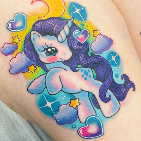 Carly Kawaii Tattooist 💕 on Instagram: “My little pony - Rarity 🦄 for lovely Natale💎 Thanks so much for getting this sweetie off me on such a stinking hot day! You did awesome and…” My Little Pony Tattoo, Unicorn Tattoo Designs, Tim Burton Tattoo, Unicorn Tattoo, Bright Tattoos, Neotraditional Tattoo, Petit Tattoo, Unicorn Tattoos, Clever Tattoos