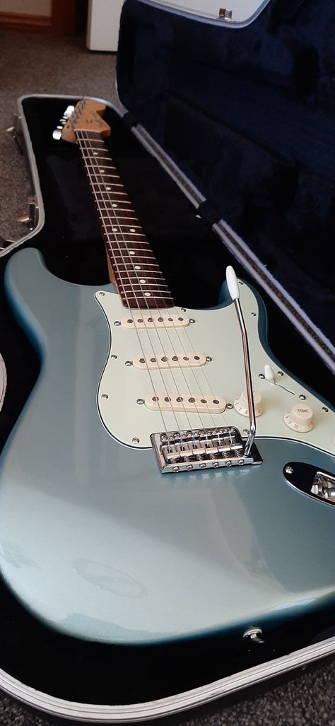 Fender Guitars Aesthetic, Fender Stratocaster Aesthetic, Fender Stratocaster Wallpaper, Stratocaster Aesthetic, Blue Stratocaster, Fender Stratocaster Blue, Red Stratocaster, Fender Squier Stratocaster, White Stratocaster