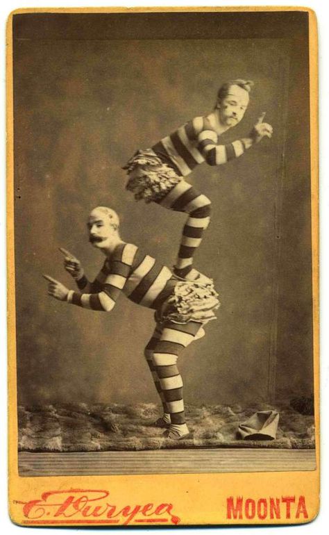 Moonta Acrobats Old Circus, Circus Vintage, Pierrot Clown, Circus Poster, Send In The Clowns, Circus Performers, Night Circus, Circus Art, A Clown