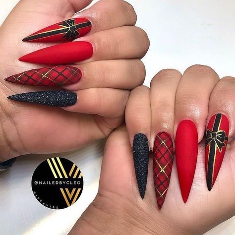 Halloween Apartment, Christmas Present Nails, Christmas Nails Designs, Nail Noel, Plaid Nail Art, December Nails, Christmas Nails Acrylic, Nails 2020, Halloween Nail Art