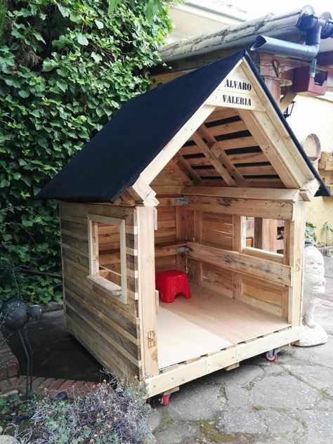 Pallet Clubhouse For Kids, Pallet Playhouse Diy Easy, Diy Kids Play, Pallet Kids, Easy Woodworking Projects Diy, Pallet Playhouse, Pallet Shed, Backyard Kids Play Area, Diy Playhouse