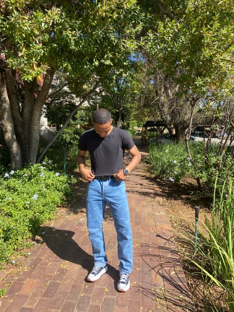 Black tshirt matched with blue jeans and converse sneakers Blue Jeans Black Top Outfit Men, Dark Blue Jeans Outfit Men, Outfits With Platform Converse, Black Converse Outfit Men, Dark Blue Jeans Outfit, Mens Converse Outfit, Miami Fits, Blue Jeans Outfit Men, Shorts Verde