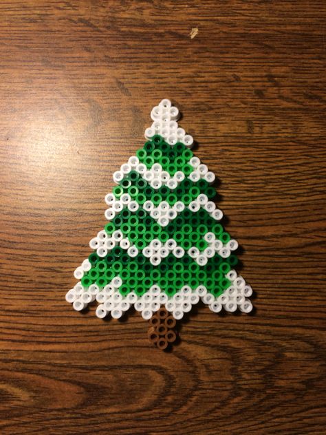 Snowy tree Perler Christmas Tree, Peeler Bead Christmas Patterns, Melt Beads Patterns, Christmas Perler Beads, Hamma Beads Ideas, Perler Creations, Pearl Beads Pattern, Easy Perler Beads Ideas, Perler Bead Templates