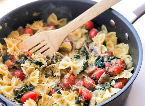 Mushroom Spinach Pasta {Vegetarian} - Alex Daynes Vegetarian Weeknight Dinners, Mushroom Spinach Pasta, Spinach Mushroom Pasta, Pasta Vegetarian, One Pot Wonder, Lemon Pesto, Mushroom Spinach, Farfalle Pasta, Lentil Pasta