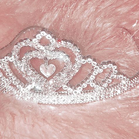 Tiara Aesthetic, Pink 15 Crown, Pink Xv Crown, Coquette Quinceañera, Pink Crown Aesthetic, Pink Princess Tiara, Shrek And Fiona Costume, Princess Crown Aesthetic Pink, Aphrodite Aesthetic