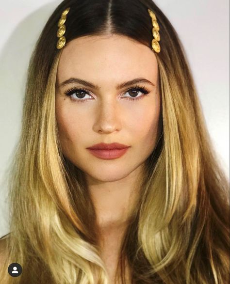 1990 Style, Hair Clips 90s, Behati Prinsloo, Clip Hairstyles, Look Retro, Easy Summer Hairstyles, Penteado Cabelo Curto, Long Blonde, Victoria Secrets