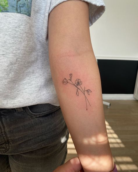 Single Line Flower Tattoo, Single Needle Tattoo Ideas, Single Word Tattoos, Single Flower Tattoo, Fine Line Floral Tattoo, Fine Line Flower Tattoo, Train Tattoo, Minimal Tattoo Design, Matching Sister Tattoos