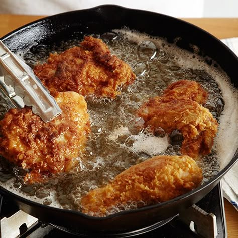 How To Make Fried Chicken:  Cook Chicken in Skillet Chicken Thighs Crockpot, Easy Dinner For 2, Fried Chicken Drumsticks, Cooking Fried Chicken, Easy Chicken Casserole, Fried Chicken Legs, Chicken Recipe Easy, Skillet Dinner Recipes, Chicken Milk