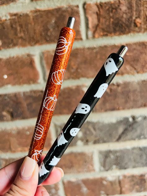 Handmade halloween/fall themes pens. Fall Epoxy Pens, Halloween Decor Office, Christmas Pens, Supernatural Witch, Epoxy Pens, Resin Pens, Boo Baskets, Fall Themes, Halloween Gift Baskets