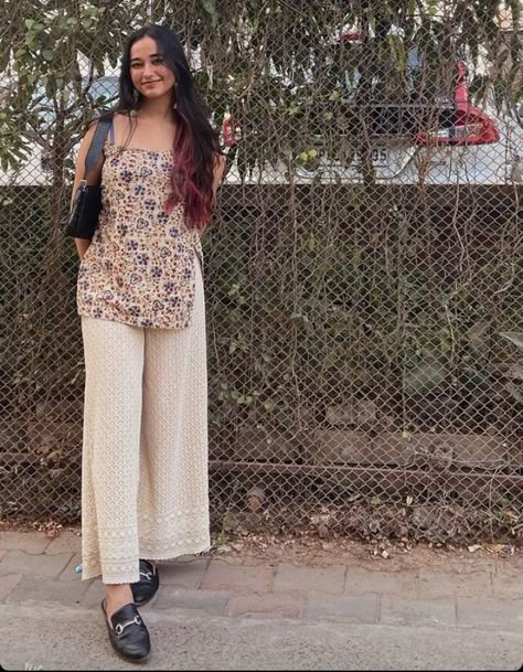 Summer Outfit Indian, Sleeveless Short Kurtis For Jeans, India Holiday Outfits, India Casual Outfit, Kurti Inspo For College, Desi Fusion Outfits Casual, Desi Summer Outfits, Short Kurta Outfit, Kurta Outfits Women Casual